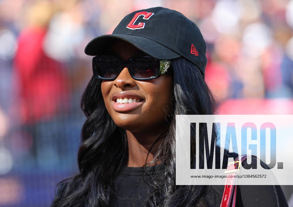 Singer and actress Coco Jones watches as her husband Cleveland Cavaliers guard Donovan Mitchell throws out the ceremonial first pitch before the start of game three of the MLB, Baseball Herren, USA American League Championship Series between the Tampa Bay Rays and the Cleveland Guardians at Progressive Field in Cleveland, Ohio, on Thursday, October 15, 2026. CLE20261015704 AARONxJOSEFCZYK