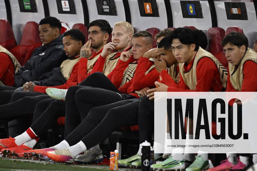 ALKMAAR - The AZ bench with Mexx Meerdink and Jordy Clasie, among others, during the Europa League match between AZ Alkmaar and Hapoel Beer-Sheva at the AFAS Stadium on October 15, 2026, in Alkmaar, the Netherlands. OLAF KRAAK ANP ANPxSportx IVx 572539977 originalFilename: 572539977