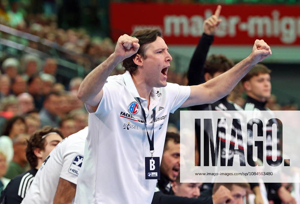 Handball, Opel Handball Bundesliga, HSG Wetzlar vs. HC Erlangen, Coach Johannes Sellin celebrates, HC Erlangen, Wetzlar, Buderus Arena, Hesse, Germany, DE