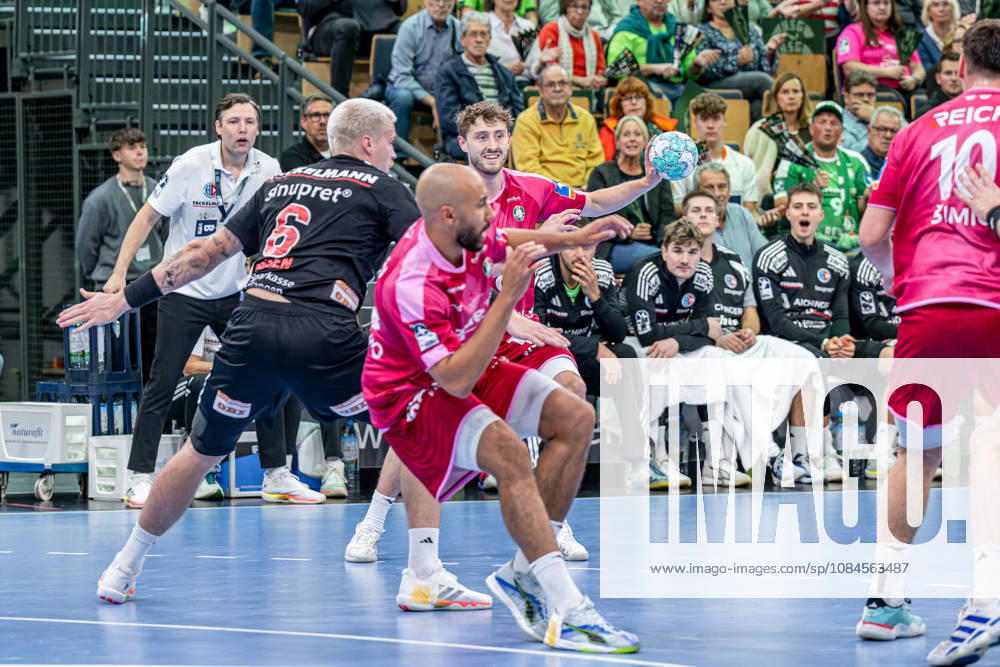 OPEL Handball Bundesliga: HSG Wetzlar vs. HC Erlangen, 15 10 26 Niklas Theiß (HSG Wetzlar), 9, Cyrill Akakpo (HSG Wetzlar), 20, Marek Nissen, HC Erlangen, 6, Josip Simic, HSG Wetzlar, 10 OPEL Handball Bundesliga HSG Wetzlar vs. HC Erlangen, Wetzlar, 15 10 26