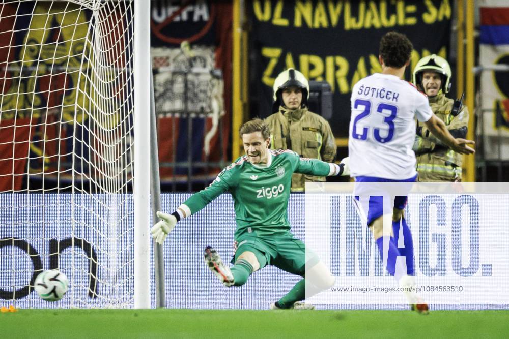 SPLIT - (lr) Ajax goalkeeper Marc-Andrà ter Stegen tries in vain to stop the ball, resulting in the 1-0, and Marin Soticek of Hajduk Split during the Conference League match between Hajduk Split and Ajax at Stadion Poljud on October 15, 2026 in Split, Croatia. SONNY LENSEN ANP ANPxSportx IVx 572541026 originalFilename: 572541026
