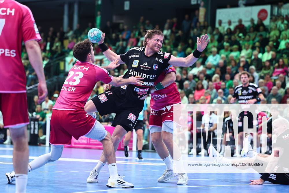 Maciej Gebala (HC Erlangen), 77, in a duel with Marti Soler (HSG Wetzlar), left (GER), HSG Wetzlar vs. HC Erlangen, handball, Opel Handball Bundesliga, Matchday 9, 2026–2027 season, October 15, 2026, GER, HSG Wetzlar vs. HC Erlangen, handball, Opel Handball Bundesliga, Matchday 9, 2026–2027 season, October 15, 2026, Wetzlar
