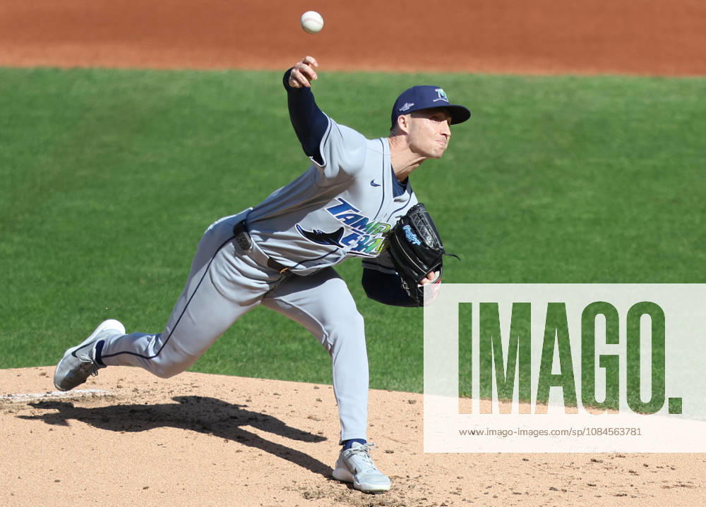 Tampa Bay Rays starting pitcher Griffin Jax (22) throws against the Cleveland Guardians in the first inning of game three of the MLB, Baseball Herren, USA American League Championship Series at Progressive Field in Cleveland, Ohio, on Thursday, October 15, 2026. CLE20261015710 AARONxJOSEFCZYK