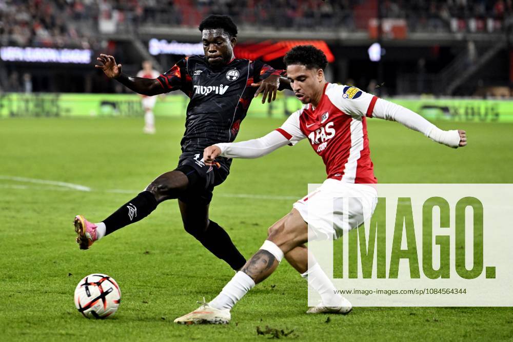 ALKMAAR - Ro-Zangelo Daal of AZ, Amankwah Forson of Hapoel Beer-Sheva during the Europa League match between AZ Alkmaar and Hapoel Beer-Sheva at the AFAS Stadium on 15 October 2026 in Alkmaar, the Netherlands. OLAF KRAAK ANP ANPxSportx IVx 572542630 originalFilename: 572542630