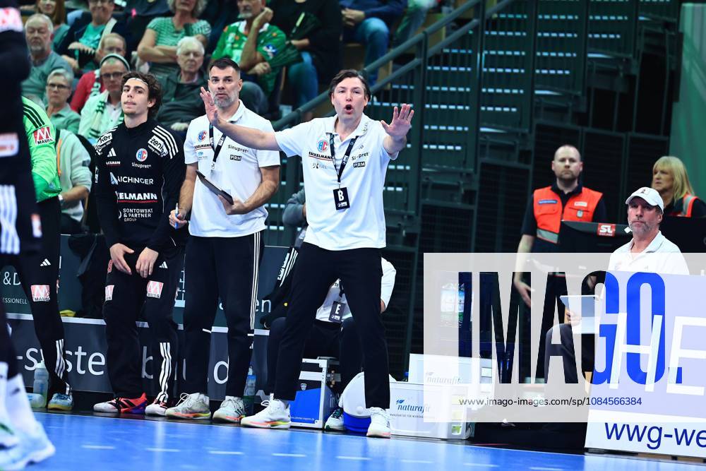 Head Coach Johannes Sellin of HC Erlangen, coach, center, giving instructions. GER, HSG Wetzlar vs. HC Erlangen, handball, Opel Handball Bundesliga, Matchday 9, 2026–2027 season, October 15, 2026, GER, HSG Wetzlar vs. HC Erlangen, Handball, Opel Handball Bundesliga, Matchday 9, 2026–2027 season, October 15, 2026, Wetzlar