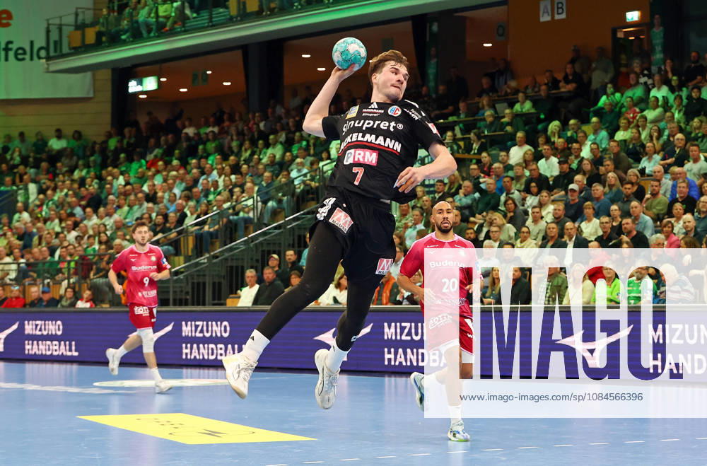 Opel Handball Bundesliga, HSG Wetzlar vs. HC Erlangen: Niklas Theiß (HSG Wetzlar), Yannik Bialowas (HC Erlangen), Cyrill Akakpo (HSG Wetzlar), Buderus Arena, Wetzlar, Hesse, Germany, DE