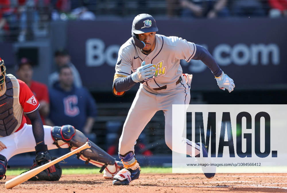 Tampa Bay Rays Chandler Simpson (14) heads to first base after hitting a two-rbi triple against the Cleveland Guardians in the fourth inning of game three of the MLB, Baseball Herren, USA American League Championship Series at Progressive Field in Cleveland, Ohio, on Thursday, October 15, 2026. CLE20261015723 AARONxJOSEFCZYK
