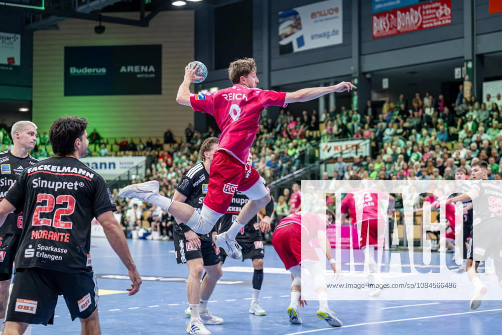 OPEL Handball Bundesliga: HSG Wetzlar vs. HC Erlangen, 15 10 26 Niklas Theiß (HSG Wetzlar), 9 , Maciej Gebala (HC Erlangen), 77, Eloy Morante Maldonado HC Erlangen, 22 OPEL Handball Bundesliga HSG Wetzlar HC Erlangen Wetzlar, 15 10 26