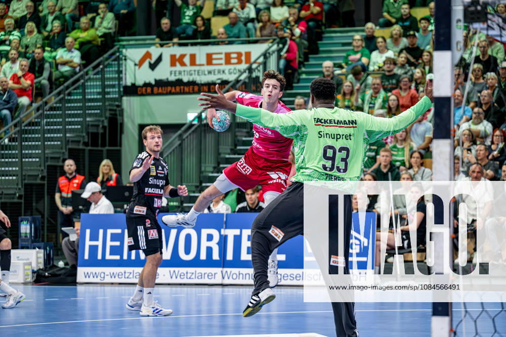 OPEL Handball Bundesliga: HSG Wetzlar vs. HC Erlangen, 15 10 26; Marti Soler (HSG Wetzlar), 23; Rubens Pierre (HC Erlangen), 93, Frieder Bandlow, HC Erlangen, 2 OPEL Handball Bundesliga: HSG Wetzlar vs. HC Erlangen, Wetzlar