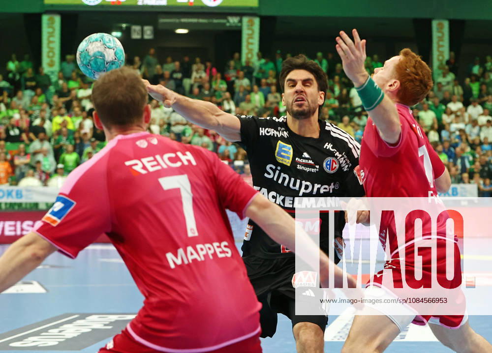 Opel Handball Bundesliga, HSG Wetzlar vs. HC Erlangen: Dominik Mappes (HSG Wetzlar), Eloy Morante Maldonado (HC Erlangen), Tomas Piroch (HSG Wetzlar); Wetzlar, Buderus Arena, Hesse, Germany, DE