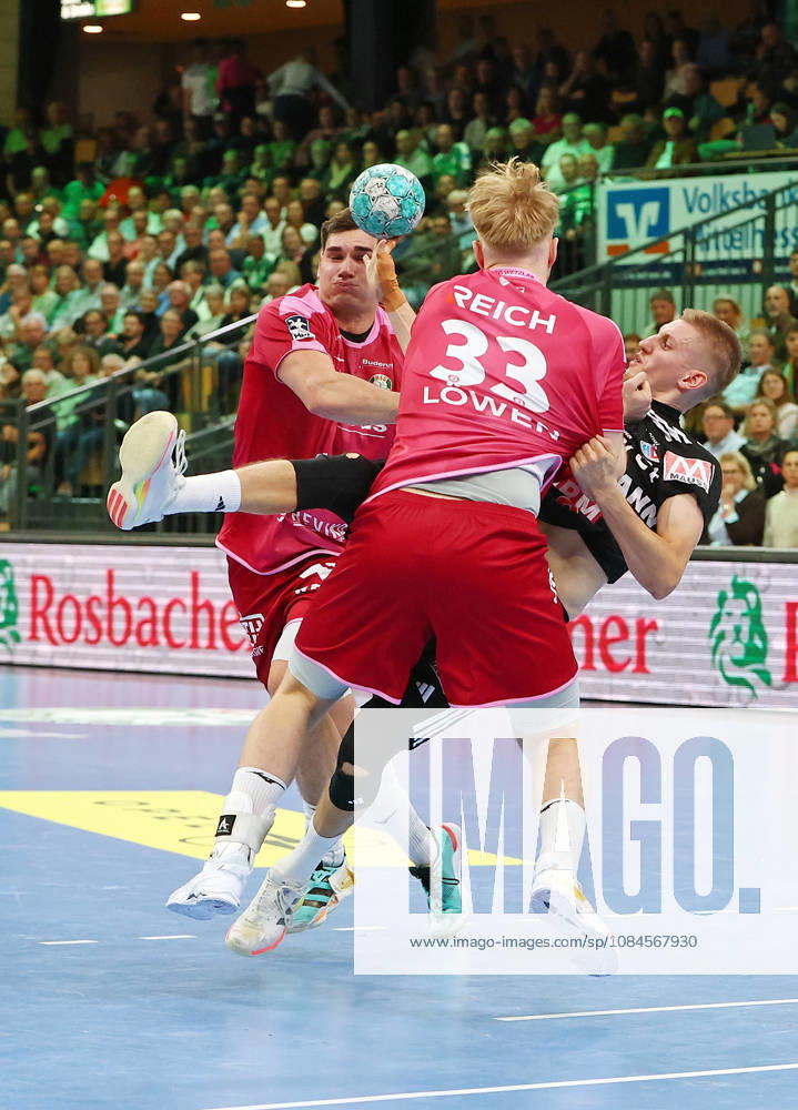 Opel Handball Bundesliga, HSG Wetzlar vs. HC Erlangen: Josip Simic (HSG Wetzlar), Georg Löwen (HSG Wetzlar), Sander Överjordet (HC Erlangen), Wetzlar Buderus Arena, Hesse, Germany, DE