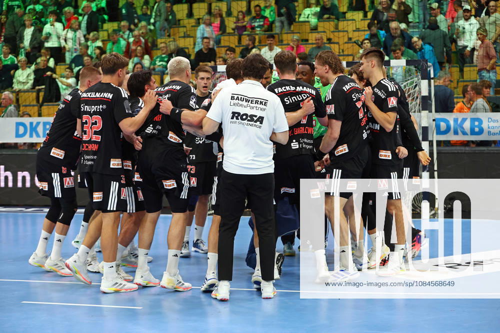 Opel Handball Bundesliga, HSG Wetzlar vs. HC Erlangen: The HC Erlangen players celebrate their 34–30 victory in Wetzlar. Wetzlar Buderus Arena, Hesse, Germany, DE