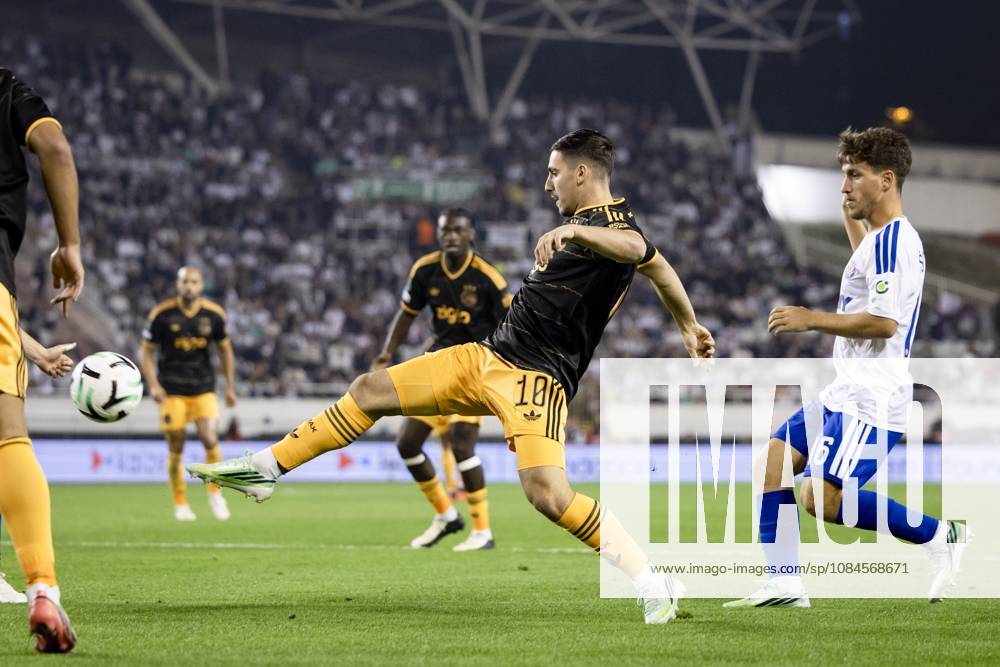 SPLIT - (lr) Oscar Gloukh of Ajax and Andjelo Sutalo of Hajduk Split during the Conference League match between Hajduk Split and Ajax at Stadion Poljud on 15 October 2026 in Split, Croatia. SONNY LENSEN ANP ANPxSportx IVx 572549179 originalFilename: 572549179
