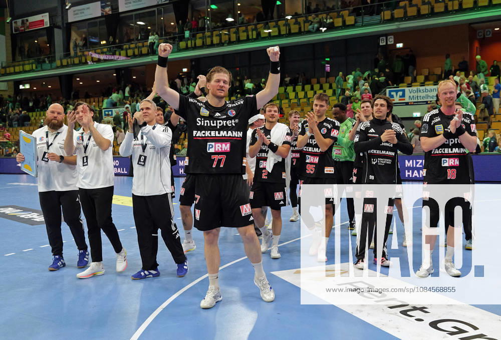 Opel Handball Bundesliga, HSG Wetzlar vs. HC Erlangen The HC Erlangen players celebrate their 34–30 victory in Wetzlar Wetzlar Buderus Arena Hesse Germany DE
