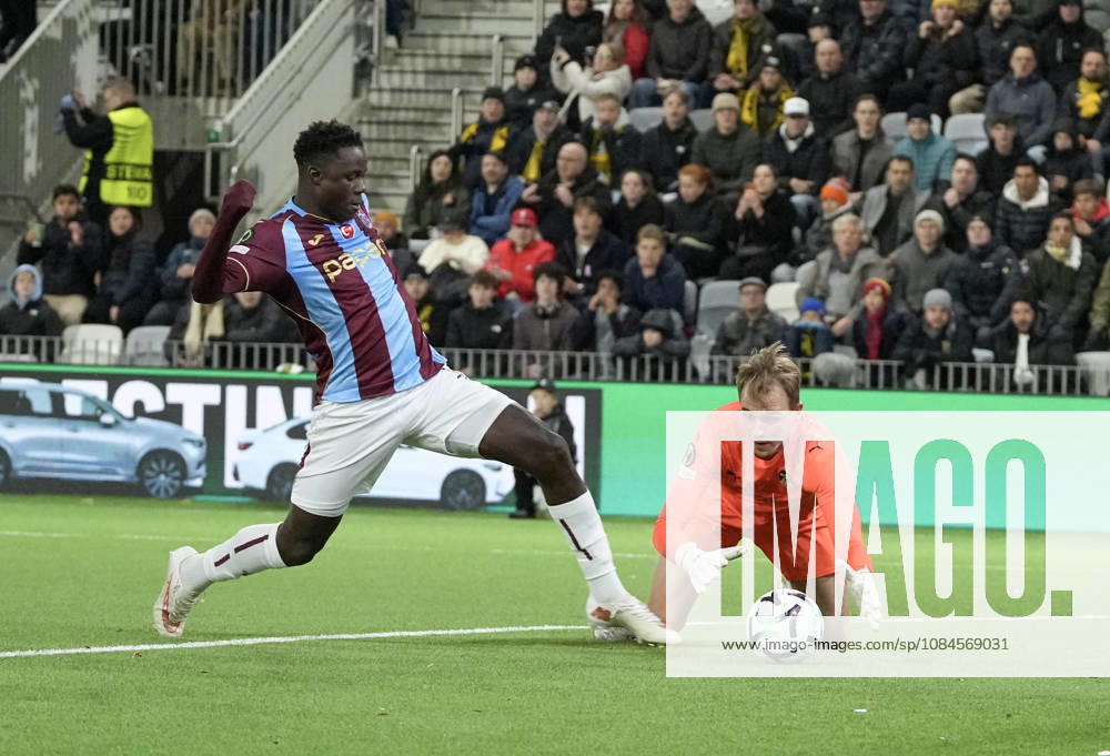 LKS 20261015 Dju Fraculino (L) of Trabzonspor reaches for the ball ahead of KuPS goalkeeper Johannes Kreidl to score the team s third goal during the football UEFA Conference League League Phase match between KuPS Kuopio and Trabzonspor in Tampere, Finland, on October 15, 2026. - MIKA KYLMÄNIEMI Tampere Finland MCDgwruiIBQ
