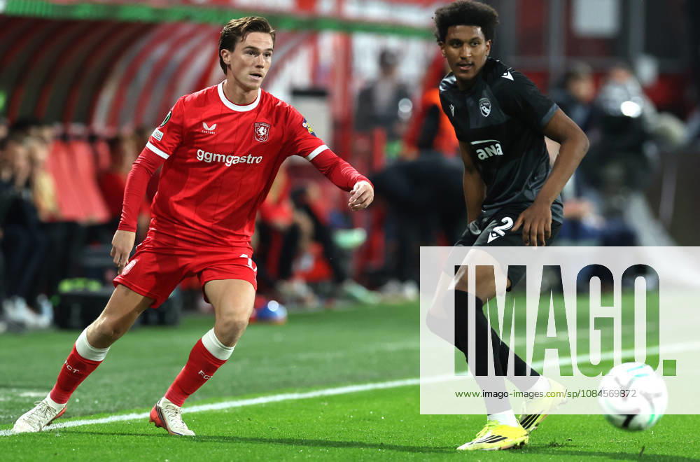 ENSCHEDE FC Twente forward Daan Rots and FC Thun defender Olivier Mambwa during the UEFA Conference League match between FC Twente and FC Thun at Grolsch Veste on October 15, 2026, in Enschede, the Netherlands PETER LOUS EYE4IMAGES DeFodi Images