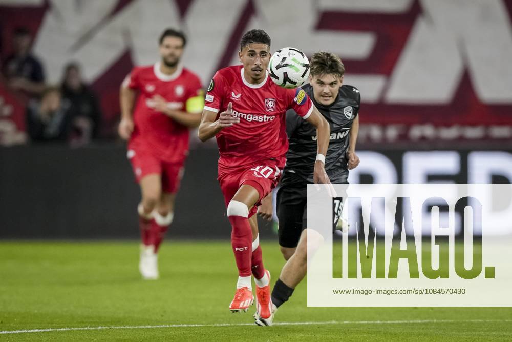 ENSCHEDE - (lr) Younes Taha of FC Twente and Patrik Kristal of FC Thun during the Conference League match between FC Twente and FC Thun at De Grolsch Veste stadium on 15 October 2026 in Enschede, the Netherlands. TOBIAS KLEUVER ANP ANPxSportx IVx 572552642 originalFilename: 572552642