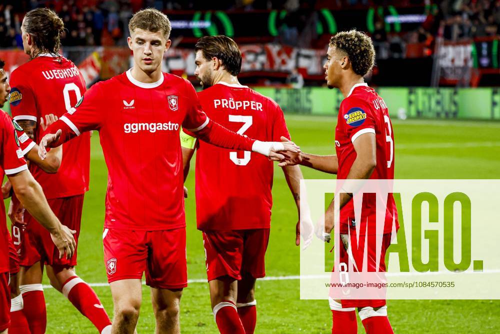 ENSCHEDE - Daouda Weidmann of FC Twente scores the 1-0 and celebrates his team s first goal with his teammates, but the goal is disallowed by VAR during the UEFA Conference League match between FC Twente and FC Thun at De Grolsch Veste on October 15, 2026, in Enschede, the Netherlands. WART BRINKERHOF ANP UEFA Conference League 2026 27 ANPxSportx xMarcelxterxBalsxIVx 572552882 originalFilename: 572552882