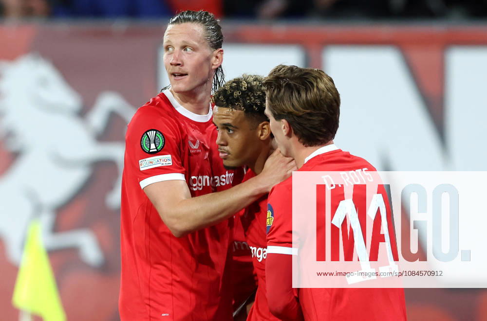 ENSCHEDE FC Twente forward Wout Weghorst with FC Twente midfielder Daouda Weidmann during the UEFA Conference League match between FC Twente and FC Thun at Grolsch Veste on October 15, 2026, in Enschede, Netherlands PETER LOUS EYE4IMAGES DeFodi Images