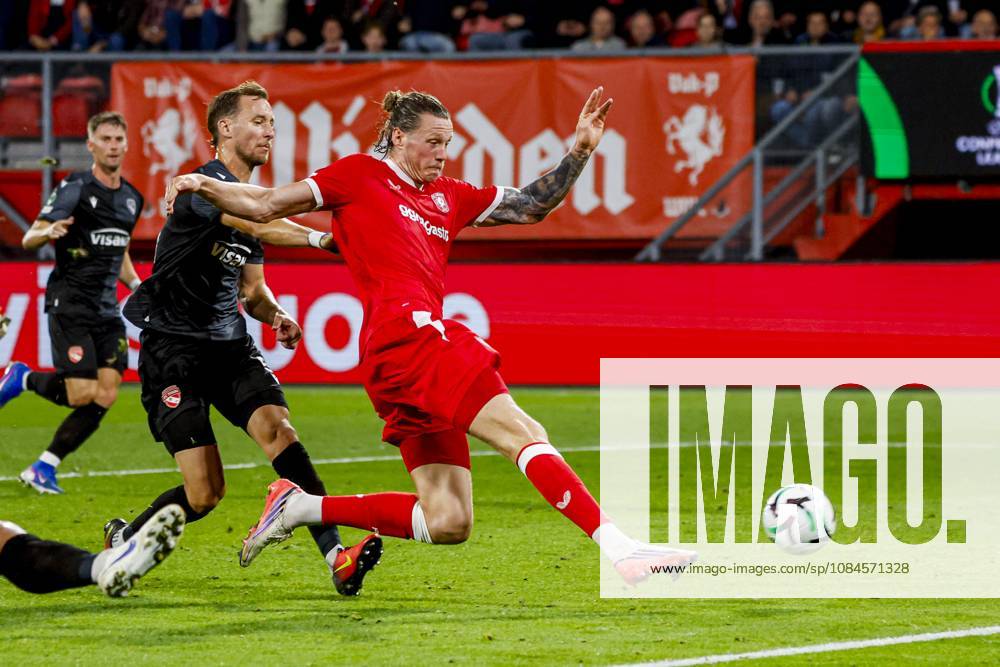 ENSCHEDE - Wout Weghorst of FC Twente misses a chance during the UEFA Conference League match between FC Twente and FC Thun at De Grolsch Veste on October 15, 2026 in Enschede, the Netherlands. WART BRINKERHOF ANP UEFA Conference League 2026 27 ANPxSportx xMarcelxterxBalsxIVx 572554352 originalFilename: 572554352