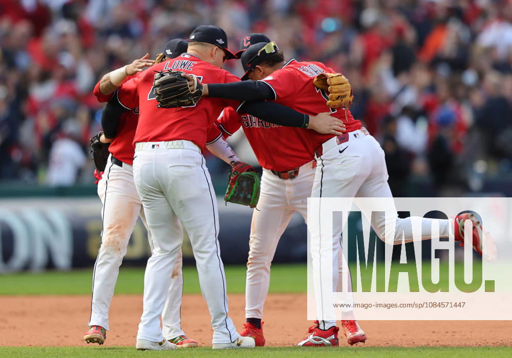 Cleveland Guardians infielders celebrate after the Guardians defeated the Tampa Bay Rays 3-2 in game three of the MLB, Baseball Herren, USA American League Championship Series at Progressive Field in Cleveland, Ohio, on Thursday, October 15, 2026. The Guardians have a 2-1 lead in the best-of-seven series. CLE20261015744 AARONxJOSEFCZYK
