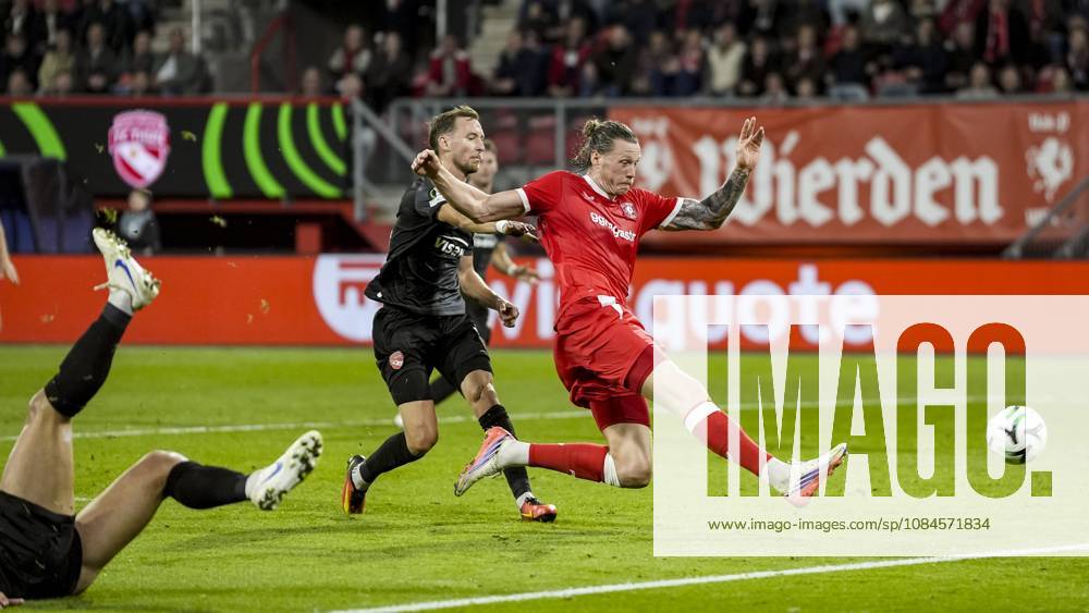 ENSCHEDE - (lr) Nicolas Bürgy of FC Thun and Wout Weghorst of FC Twente shoot at goal during the Conference League match between FC Twente and FC Thun at De Grolsch Veste stadium on October 15, 2026 in Enschede, the Netherlands. TOBIAS KLEUVER ANP ANPxSportx IVx 572555251 originalFilename: 572555251