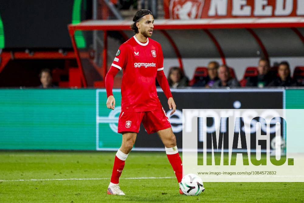 ENSCHEDE - Ramiz Zerrouki of FC Twente dribbles with the ball during the UEFA Conference League match between FC Twente and FC Thun at De Grolsch Veste on October 15, 2026 in Enschede, the Netherlands. WART BRINKERHOF ANP UEFA Conference League 2026 27 ANPxSportx xMarcelxterxBalsxIVx 572557610 originalFilename: 572557610