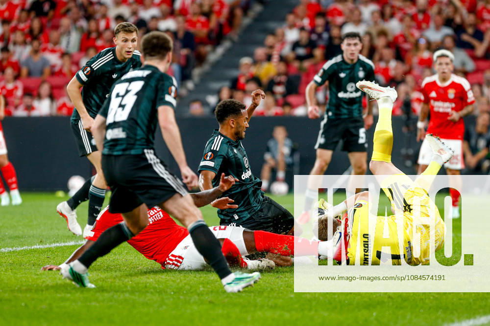 Estadio da Luz Jhon Duran forward of Benfica battles for the ball Viljami Sinisalo goalkeeper of Celtic FC during the UEFA Europa League 2026 27 League Phase MD2 match between SL Benfica and Celtic FC at Estadio do SL Benfica on October 15, 2026 in Lisbon, Portugal. UEFA Europa League 2026 27 League Phase MD2 - SL Benfica and Celtic FC (Valter Gouveia SPP)