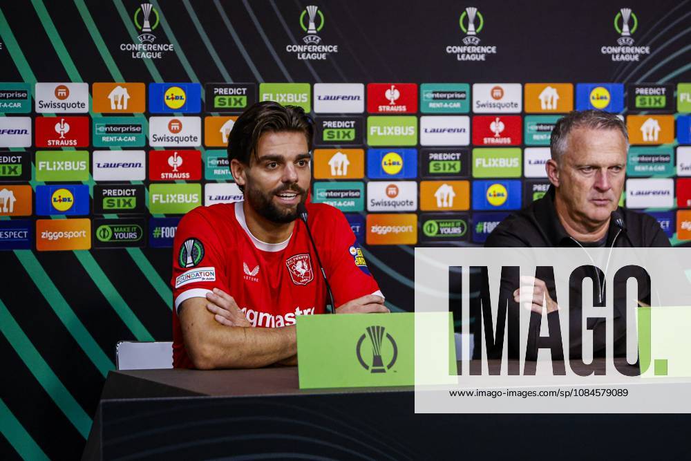 ENSCHEDE - Robin Propper of FC Twente gives an interview with FC Twente Head Coach John van den Brom ahead of the UEFA Conference League match between FC Twente and FC Thun at De Grolsch Veste on October 15, 2026 in Enschede, the Netherlands. WART BRINKERHOF ANP UEFA Conference League 2026 27 ANPxSportx xMarcelxterxBalsxIVx 572568891 originalFilename: 572568891