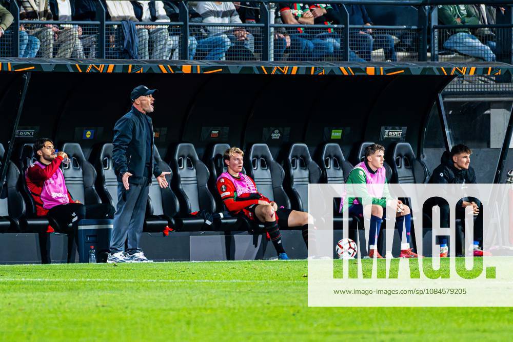 NIJMEGEN - Head coach Dick Schreuder of NEC Nijmegen gestures during the UEFA Europa League match between NEC Nijmegen and Levski Sofia at the Goffertstadion on October 15, 2026, in Nijmegen, the Netherlands. KEVIN SENDERS ANP UEFA Europa League 2026 27 ANPxSportx xMarcelxterxBalsxIVx 572569386 originalFilename: 572569386