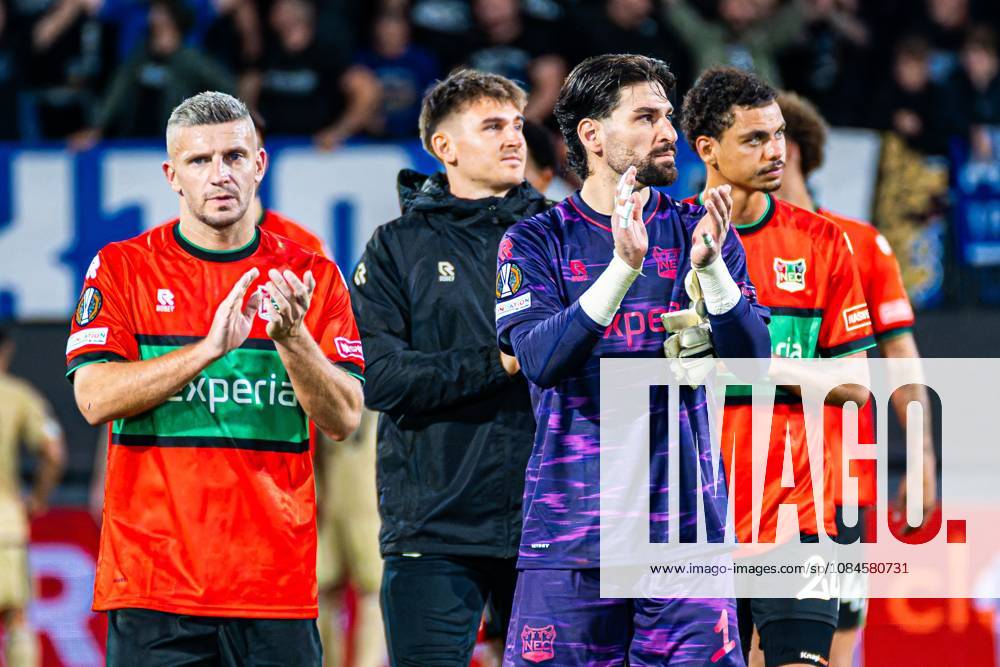NIJMEGEN - Bryan Linssen of NEC Nijmegen and Goalkeeper Gonzalo Crettaz of NEC Nijmegen thank the supporters for their support after the UEFA Europa League match between NEC Nijmegen and Levski Sofia at the Goffertstadion on October 15, 2026, in Nijmegen, the Netherlands. KEVIN SENDERS ANP UEFA Europa League 2026 27 ANPxSportx xMarcelxterxBalsxIVx 572571804 originalFilename: 572571804