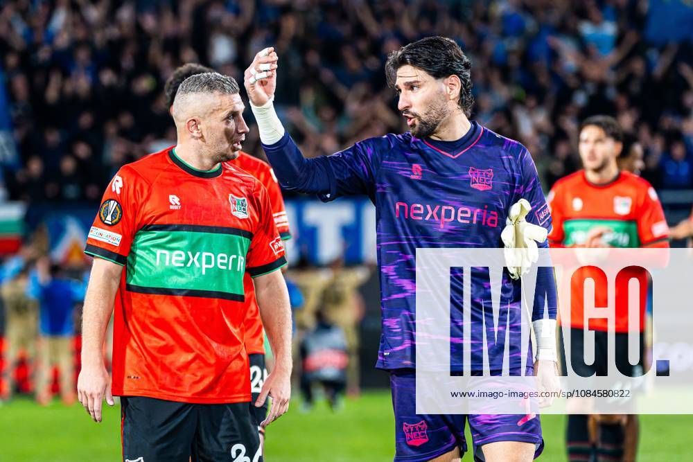 NIJMEGEN - Bryan Linssen of NEC Nijmegen is in conversation with goalkeeper Gonzalo Crettaz of NEC Nijmegen after the UEFA Europa League match between NEC Nijmegen and Levski Sofia at the Goffertstadion on October 15, 2026 in Nijmegen, the Netherlands. KEVIN SENDERS ANP UEFA Europa League 2026 27 ANPxSportx xMarcelxterxBalsxIVx 572571855 originalFilename: 572571855
