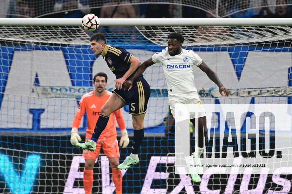 UEFA Europa League - Marseille vs Olympiacos - Lorenzo Pirola of Olympiacos in action against Timothy Weah of Marseille during the UEFA Europa League phase Matchday 2 soccer match between Marseille vs Olympiacos in Stade Velodrome, Marseille, France, on 15 October 2026. IMAGO ONE INCH PRODUCTIONS MARSEILLE FRANCE
