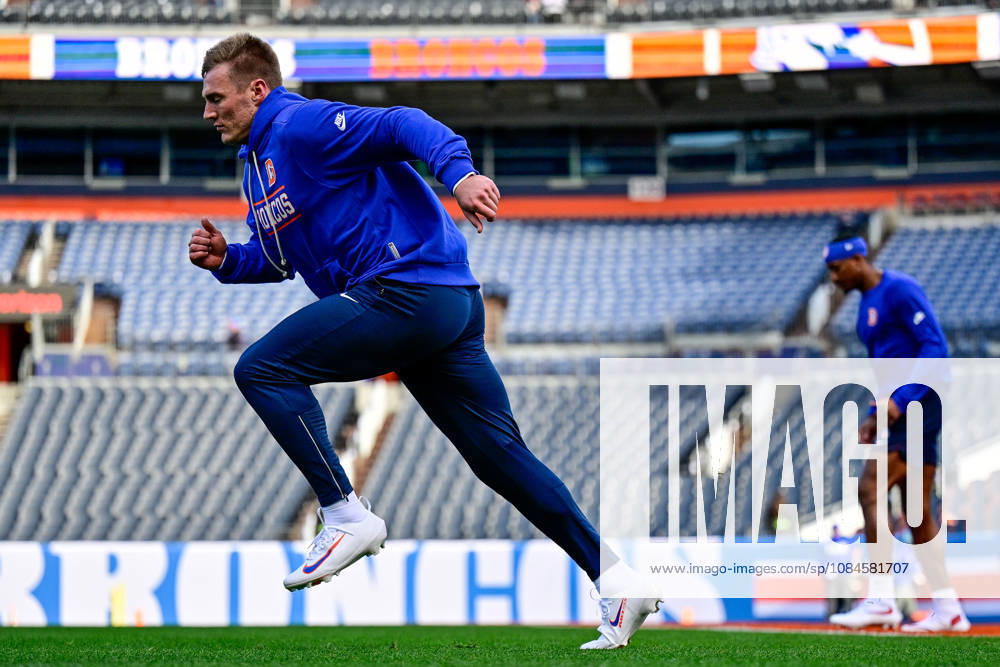 DENVER, CO - OCTOBER 15: Denver Broncos quarterback Bo Nix (10) warms before a game against the Seattle Seahawks at Empower Field at Mile High on October 15, 2026 in Denver, Colorado. (Photo by Dustin Bradford Icon Sportswire) NFL, American Football Herren, USA OCT 15 Seahawks at Broncos Icon132261015001
