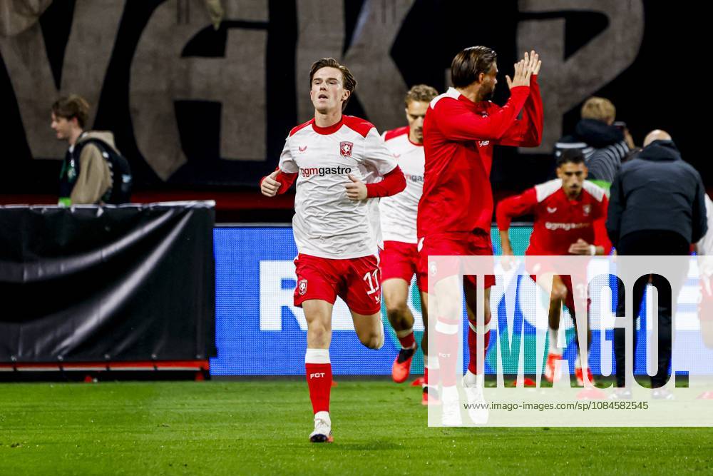 ENSCHEDE - Daan Rots of FC Twente warms up ahead of the UEFA Conference League match between FC Twente and FC Thun at De Grolsch Veste on October 15, 2026 in Enschede, the Netherlands. WART BRINKERHOF ANP UEFA Conference League 2026 27 ANPxSportx xMarcelxterxBalsxIVx 572579876 originalFilename: 572579876