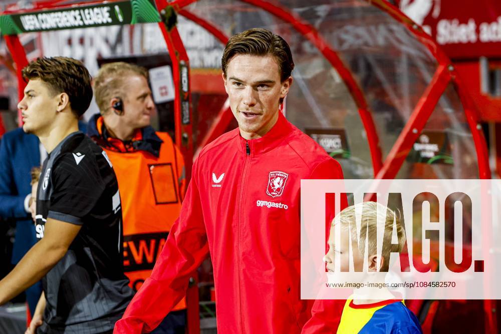 ENSCHEDE - Daan Rots of FC Twente walks onto the pitch ahead of the UEFA Conference League match between FC Twente and FC Thun at De Grolsch Veste on October 15, 2026, in Enschede, the Netherlands. WART BRINKERHOF ANP UEFA Conference League 2026 27 ANPxSportx xMarcelxterxBalsxIVx 572579928 originalFilename: 572579928