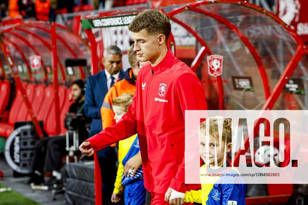 ENSCHEDE - Ruud Nijstad of FC Twente walks onto the pitch ahead of the UEFA Conference League match between FC Twente and FC Thun at De Grolsch Veste on October 15, 2026 in Enschede, the Netherlands. WART BRINKERHOF ANP UEFA Conference League 2026 27 ANPxSportx xMarcelxterxBalsxIVx 572579933 originalFilename: 572579933