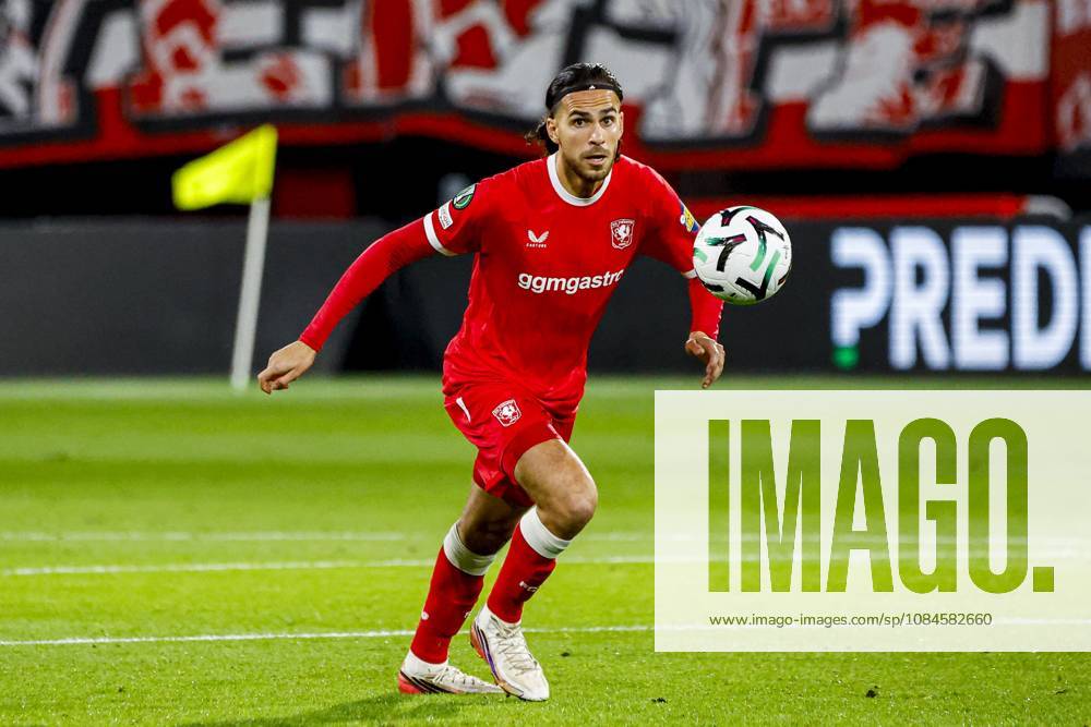 ENSCHEDE - Ramiz Zerrouki of FC Twente runs with the ball ahead of the UEFA Conference League match between FC Twente and FC Thun at De Grolsch Veste on October 15, 2026 in Enschede, the Netherlands. WART BRINKERHOF ANP UEFA Conference League 2026 27 ANPxSportx xMarcelxterxBalsxIVx 572580183 originalFilename: 572580183