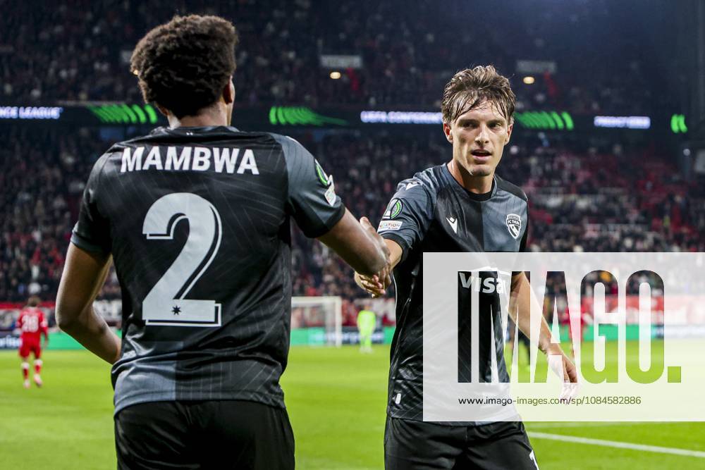 ENSCHEDE - Justin Roth of FC Thun shakes hands with Olivier Mambwa of FC Thun during the UEFA Conference League match between FC Twente and FC Thun at De Grolsch Veste on October 15, 2026 in Enschede, the Netherlands. WART BRINKERHOF ANP UEFA Conference League 2026 27 ANPxSportx xMarcelxterxBalsxIVx 572580601 originalFilename: 572580601
