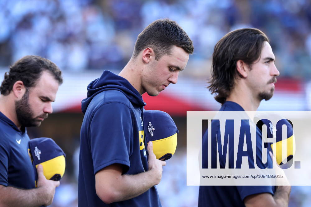 MLB, Baseball Herren, USA Postseason: NLCS Game 4 - Los Angeles Dodgers vs Milwaukee Brewers Milwaukee Brewers pitcher Jacob Misiorowski (C) stands during the national anthem before Game 4 of the National League Championship Series between the Los Angeles Dodgers and the Milwaukee Brewers at Dodger Stadium in Los Angeles, California, USA, 15 October 2026. LOS ANGELES CALIFORNIA UNITED STATES