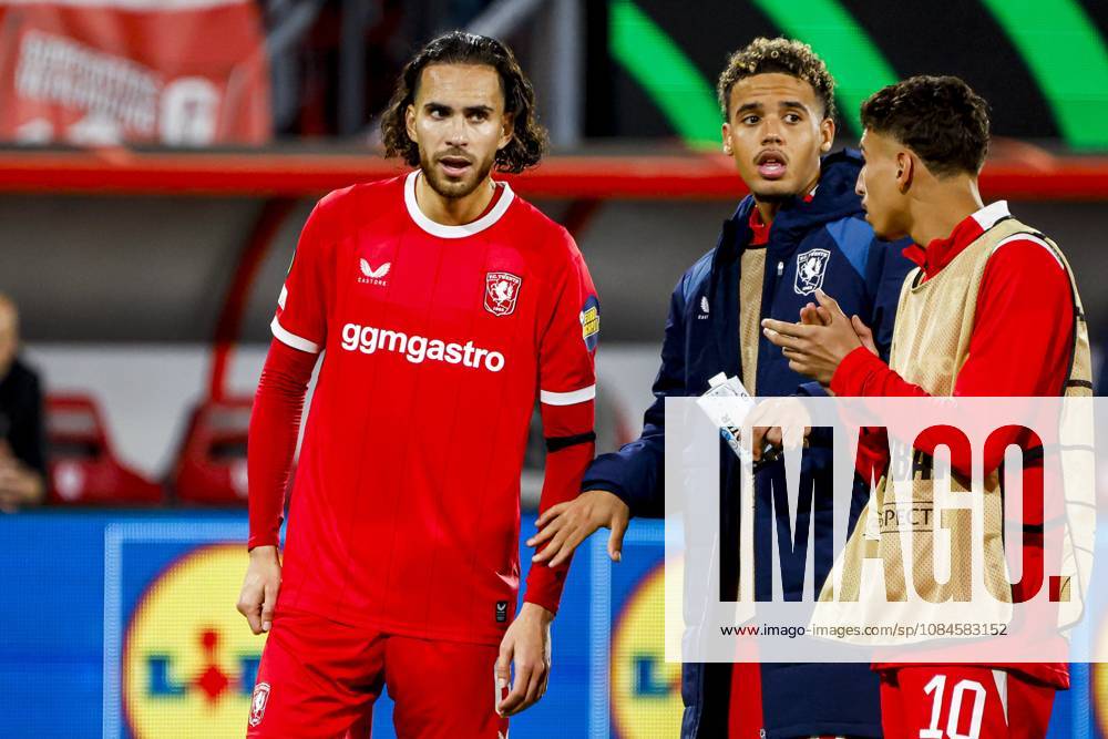 ENSCHEDE - Ramiz Zerrouki of FC Twente in conversation with Daouda Weidmann of FC Twente and Younes Taha of FC Twente during the UEFA Conference League match between FC Twente and FC Thun at De Grolsch Veste on 15 October 2026 in Enschede, the Netherlands. WART BRINKERHOF ANP UEFA Conference League 2026 27 ANPxSportx xMarcelxterxBalsxIVx 572580871 originalFilename: 572580871