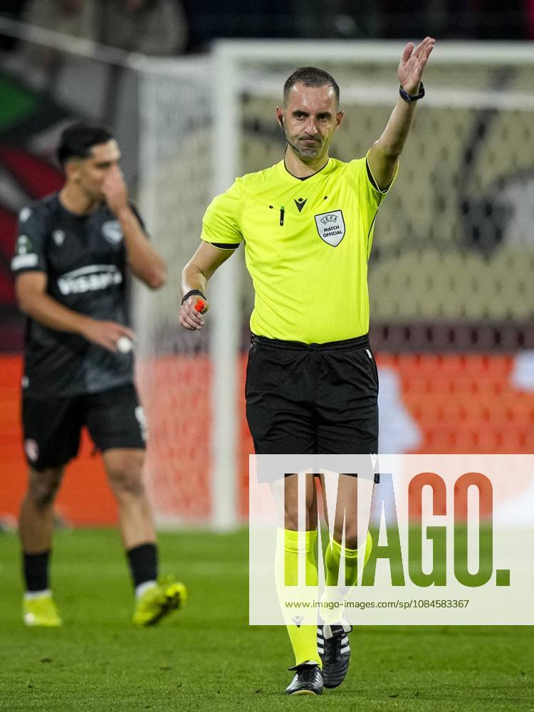 ENSCHEDE - Referee Genc Nuza during the Conference League match between FC Twente and FC Thun at De Grolsch Veste stadium on October 15, 2026 in Enschede, the Netherlands. TOBIAS KLEUVER ANP ANPxSportx IVx 572581397 originalFilename: 572581397