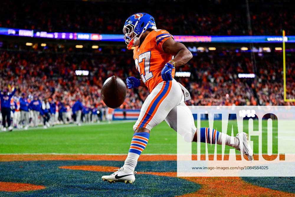DENVER, CO - OCTOBER 15: Denver Broncos running back J.K. Dobbins (27) runs and scores a second quarter touchdown during a game between the Seattle Seahawks and the Denver Broncos at Empower Field at Mile High on October 15, 2026 in Denver, Colorado. (Photo by Dustin Bradford Icon Sportswire) NFL, American Football Herren, USA OCT 15 Seahawks at Broncos Icon132261015013