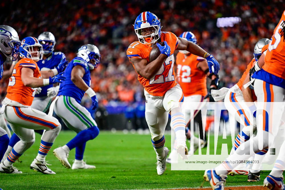 DENVER, CO - OCTOBER 15: Denver Broncos running back J.K. Dobbins (27) runs and scores a second quarter touchdown during a game between the Seattle Seahawks and the Denver Broncos at Empower Field at Mile High on October 15, 2026 in Denver, Colorado. (Photo by Dustin Bradford Icon Sportswire) NFL, American Football Herren, USA OCT 15 Seahawks at Broncos Icon132261015011