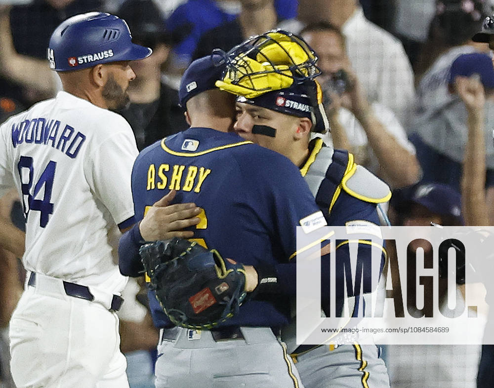 Milwaukee Brewer closing pitcher Aaron Ashby (26) celebrates with catcher William Contreras (24) after the Brewers defeated the Los Angeles Dodgers 6-4 in game four to win the MLB, Baseball Herren, USA National League Championship Series at Dodger Stadium in Los Angeles, California, on Thursday, October 15, 2026. The Brewers swept the Dodgers 4-0 in the best-of-seven series and advance to the World Series against the Tampa Bay Rays or Cleveland Guardians. LAP20261015763 CAROLINExBREHMAN