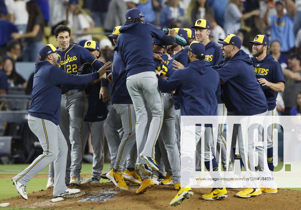 Milwaukee Brewers players celebrate after the Brewers defeated the Los Angeles Dodgers 6-4 in game four to win the MLB, Baseball Herren, USA National League Championship Series at Dodger Stadium in Los Angeles, California, on Thursday, October 15, 2026. The Brewers swept the Dodgers 4-0 in the best-of-seven series and advance to the World Series against the Tampa Bay Rays or Cleveland Guardians. LAP20261015768 CAROLINExBREHMAN
