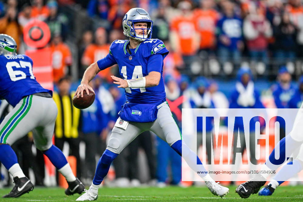 DENVER, CO - OCTOBER 15: Seattle Seahawks quarterback Sam Darnold (14) passes in the first quarter during a game between the Seattle Seahawks and the Denver Broncos at Empower Field at Mile High on October 15, 2026 in Denver, Colorado. (Photo by Dustin Bradford Icon Sportswire) NFL, American Football Herren, USA OCT 15 Seahawks at Broncos Icon132261015016