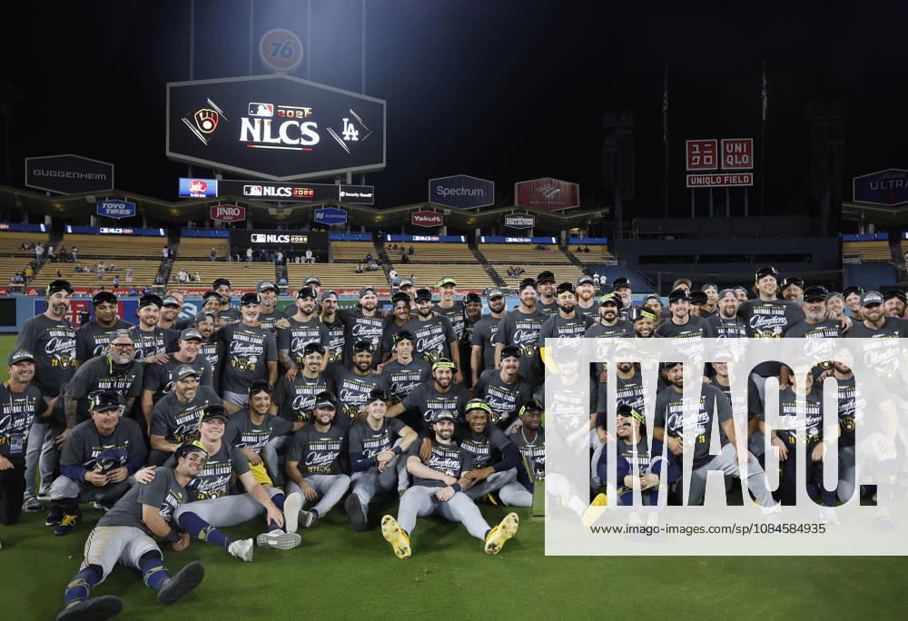 Milwaukee Brewers players pose for a team photo after the Brewers defeated the Los Angeles Dodgers 6-4 in game four to win the MLB, Baseball Herren, USA National League Championship Series at Dodger Stadium in Los Angeles, California, on Thursday, October 15, 2026. The Brewers swept the Dodgers 4-0 in the best-of-seven series and advance to the World Series against the Tampa Bay Rays or Cleveland Guardians. LAP20261015777 CAROLINExBREHMAN