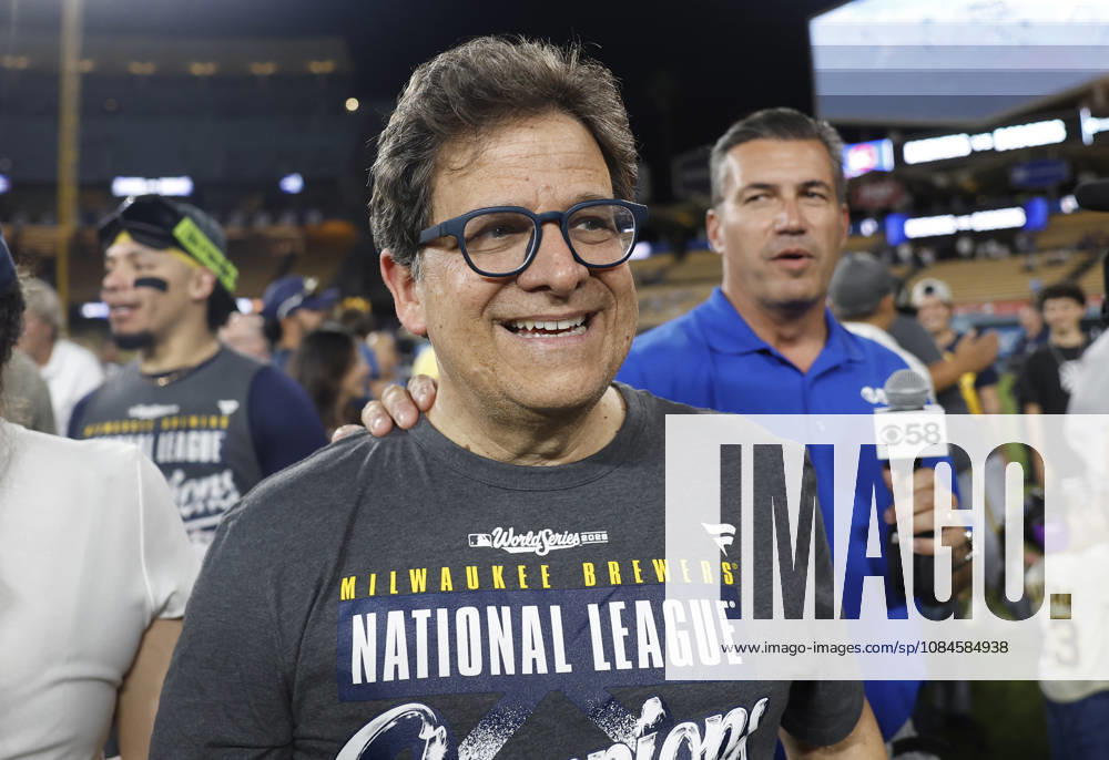 Principal owner and chairman of the Milwaukee Brewers Mark Attanasio celebrates with his team after the Brewers defeated the Los Angeles Dodgers 6-4 in game four to win the MLB, Baseball Herren, USA National League Championship Series at Dodger Stadium in Los Angeles, California, on Thursday, October 15, 2026. The Brewers swept the Dodgers 4-0 in the best-of-seven series and advance to the World Series against the Tampa Bay Rays or Cleveland Guardians. LAP20261015778 CAROLINExBREHMAN
