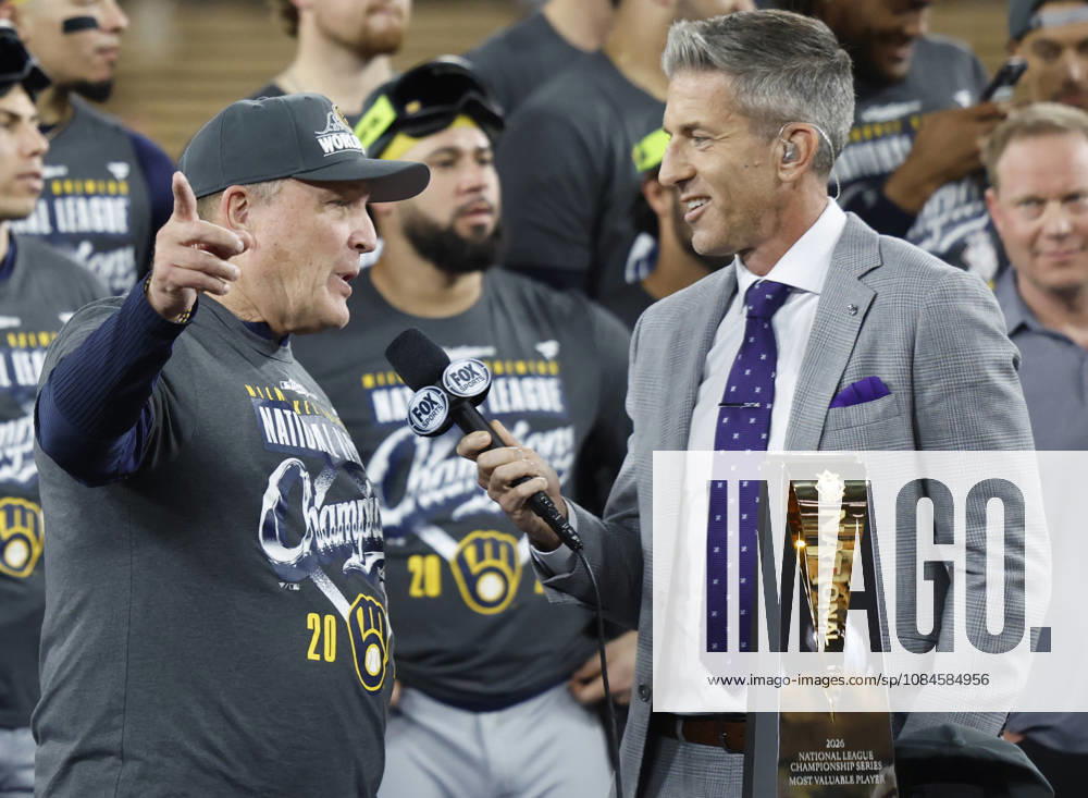 Milwaukee Brewers manager Pat Murphy celebrates with his team after the Brewers defeated the Los Angeles Dodgers 6-4 in game four to win the MLB, Baseball Herren, USA National League Championship Series at Dodger Stadium in Los Angeles, California, on Thursday, October 15, 2026. The Brewers swept the Dodgers 4-0 in the best-of-seven series and advance to the World Series against the Tampa Bay Rays or Cleveland Guardians. LAP20261015775 CAROLINExBREHMAN